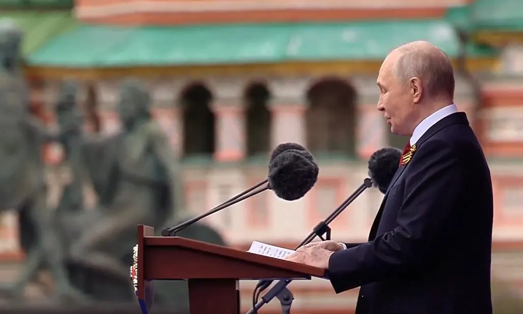 Президент выступает на Красной площади в Москве. Подробности уточняются.