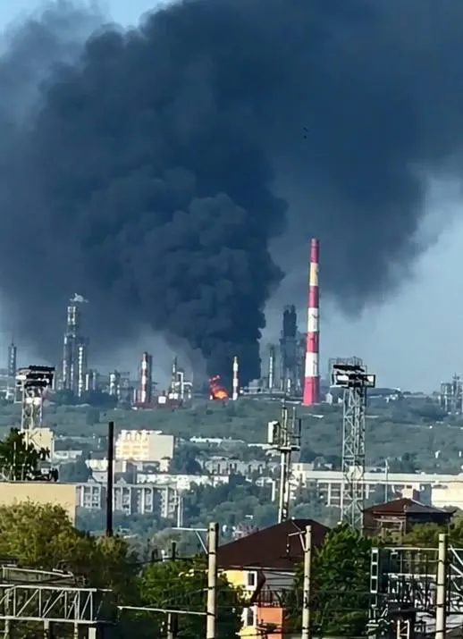 Ночью в нескольких регионах зафиксированы атаки беспилотников. В Сызрани погибли двое, в Белгородской области ранены трое; также сообщают о возгорании на Сызранском НПЗ. Минобороны отчиталось о массовых перехватах.