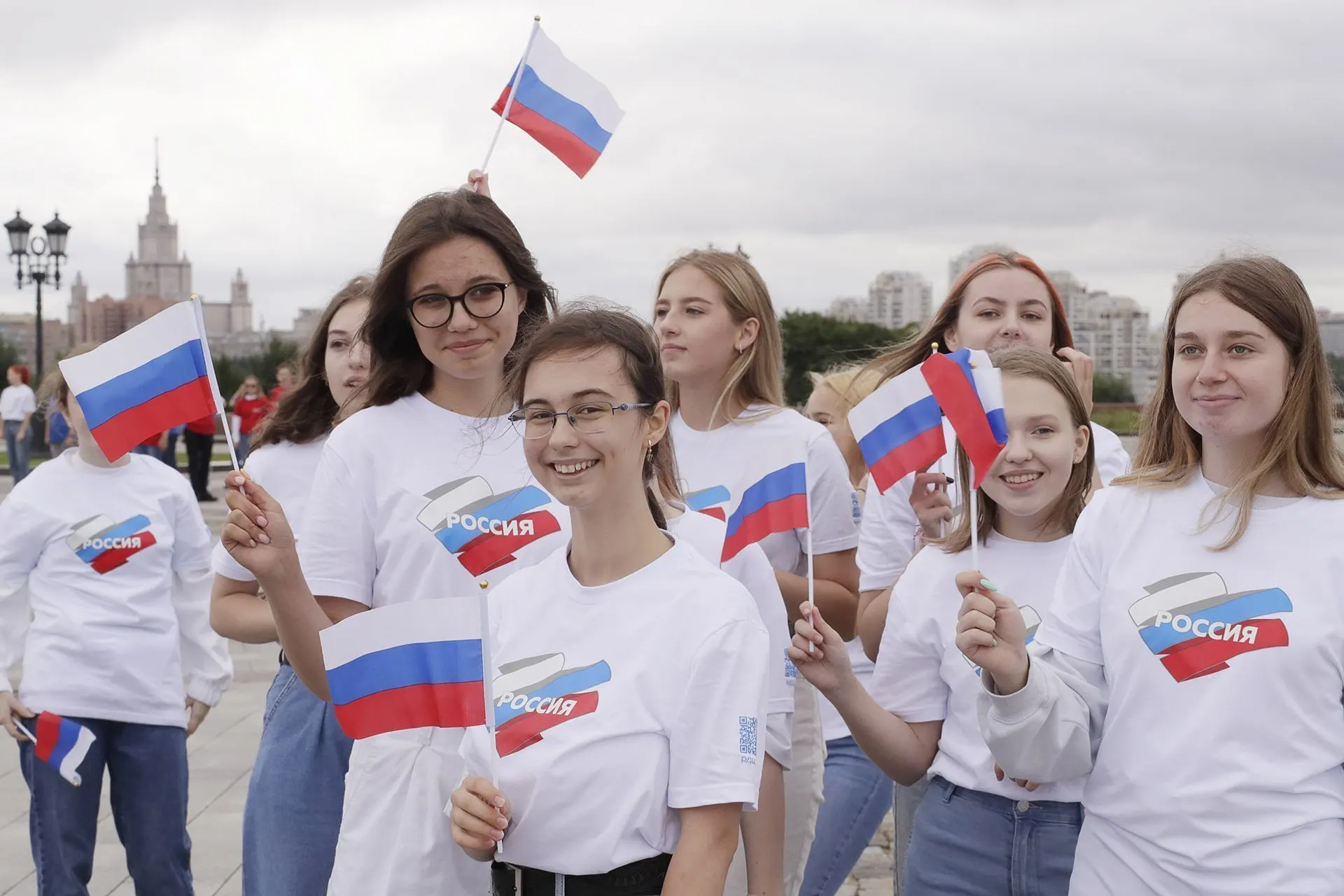 Государство резко увеличивает финансирование федерального проекта по патриотическому воспитанию молодежи на 2025–2030 годы, но методики учёта эффективности программ критикуются за возможность искусственного завышения результатов.