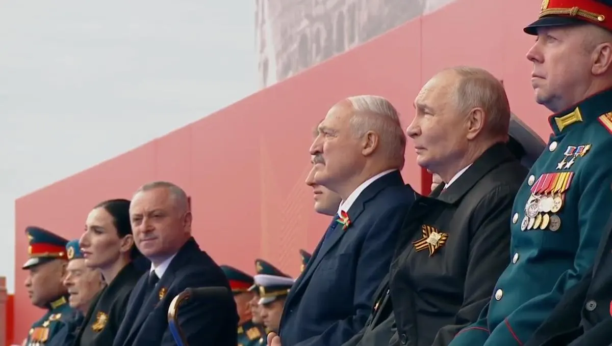Во время парада на Красной площади президент назвал День Победы «священным», связал подвиг советского народа с поддержкой современных военнослужащих и отметил, что на трибуне рядом с ветераном впервые разместили бойца «специальной военной операции».