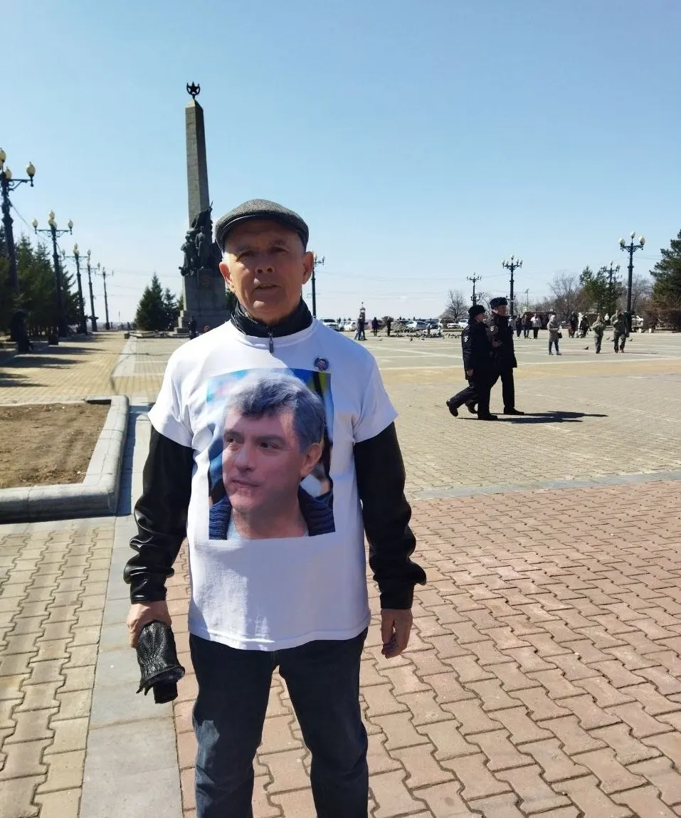 На Комсомольской площади полицейские задержали Зигмунда Худякова после одиночного пикета. Позже связь с ним прервалась, местонахождение неизвестно.