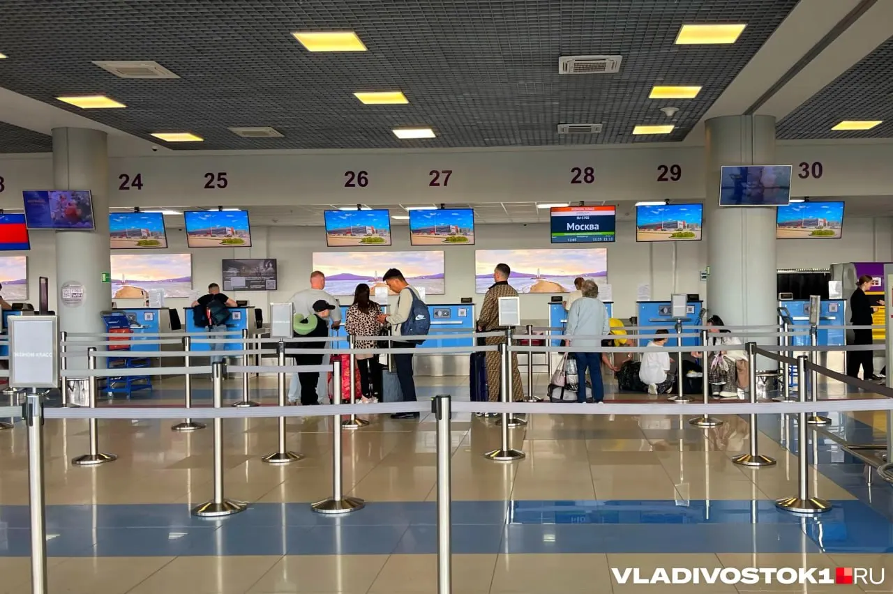 Из‑за позднего прибытия самолетов задержаны несколько рейсов из Владивостока. В аэропорту ожидают вылета свыше 300 человек, пассажирам оказывают положенные услуги, жалоб в прокуратуру пока нет.
