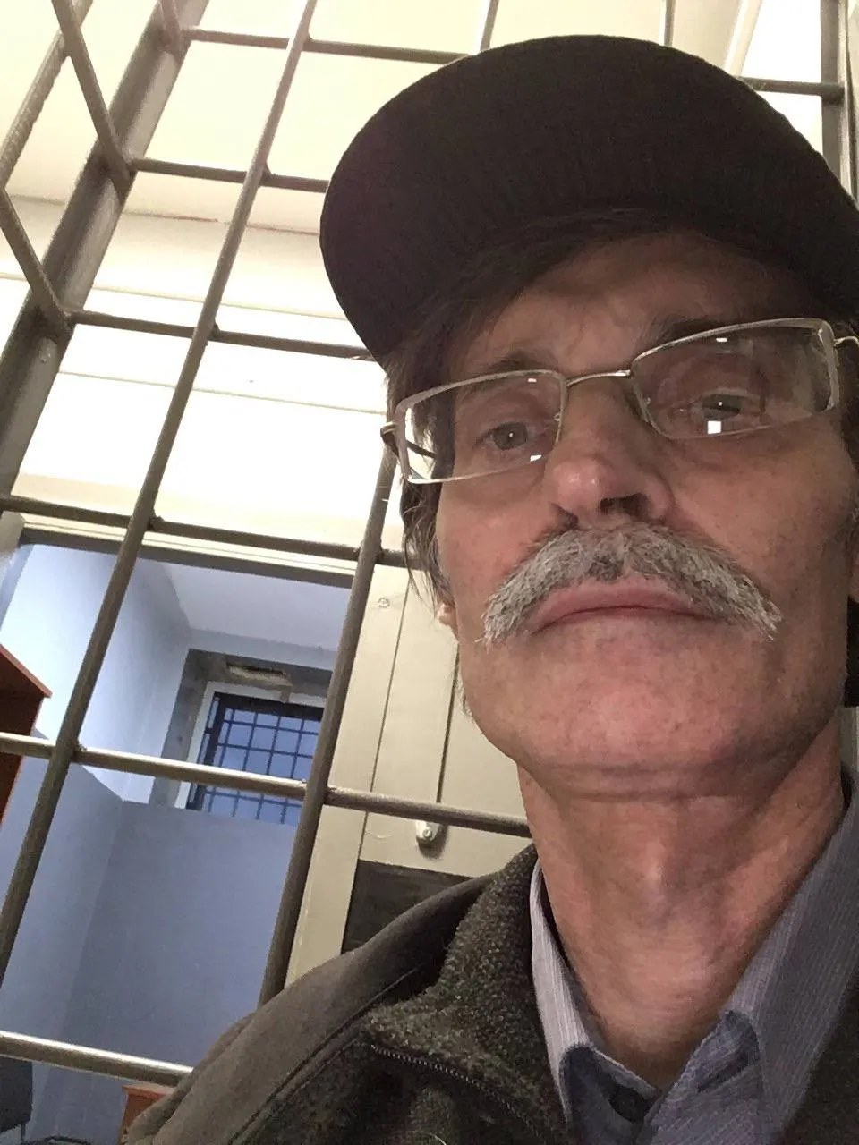 Суд в Петрозаводске оштрафовал руководителя городского отделения «Яблока» по статье о демонстрации экстремистской символики — посты, на которые ссылаются, отсутствуют на странице. Решение может помешать ему участвовать в осенних «выборах».