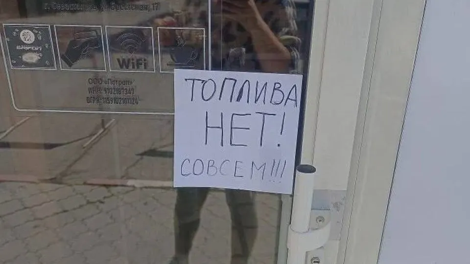 С 31 мая в Крыму вводят талоны на АИ‑95 и ограничивают розничную продажу АИ‑92 до 20 литров на одно транспортное средство на фоне остановок НПЗ и сбоев в логистике; власти обещают нормализацию в течение 30 дней.
