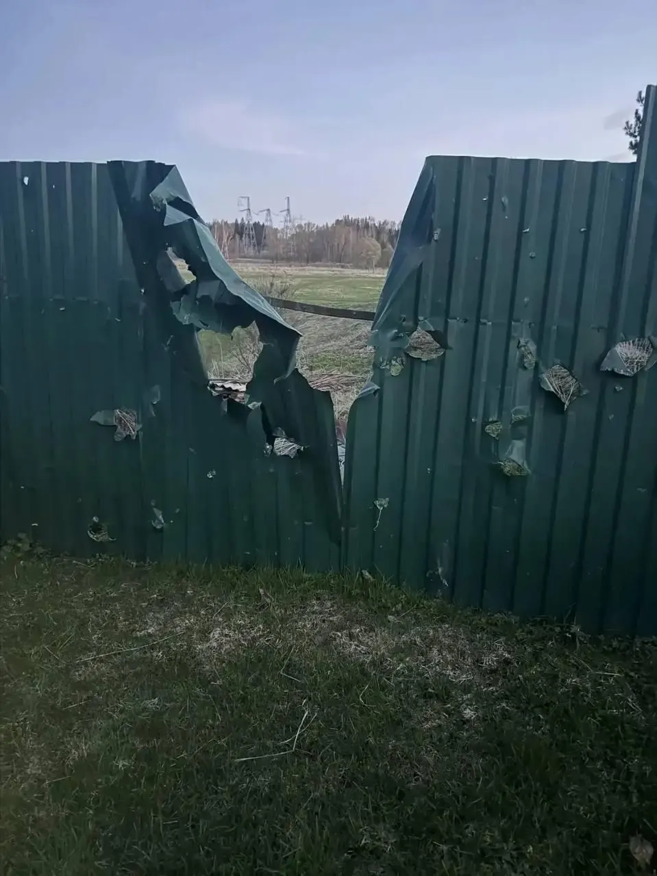 В Подмосковье в результате атаки беспилотника погиб 77‑летний мужчина; власти Ленинградской области сообщают о десятках сбитых дронов и пожаре в порту Приморск. В ряде регионов отмечены перебои с мобильным интернетом и ограничения в аэропортах.