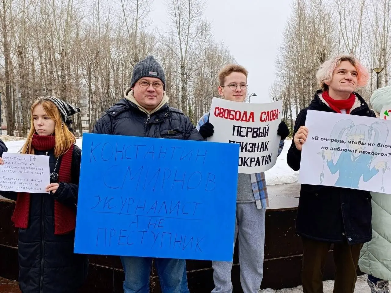 Конституционный суд не принял жалобу Руслана Зинатуллина на штраф 250 тысяч рублей, наложенный после пикета в защиту рязанского журналиста. Судьи посчитали дело не подлежащим рассмотрению в КС.