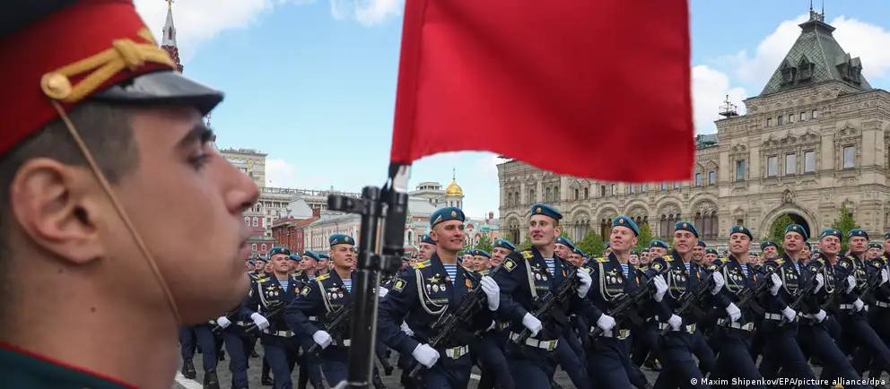 Власти сократили формат московского парада 9 мая: военная техника и части кадетских формирований не будут задействованы. В ряде городов празднования и вовсе отменены. Эксперты объясняют решения соображениями безопасности и перераспределением военных ресурсов, а также обсуждают политическое значение парада для власти.