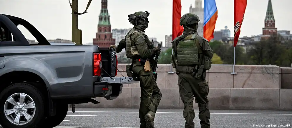 Власти отменили приглашения иностранным СМИ на торжества в Москве. Парад пройдёт в сокращённом формате без военной техники на фоне угроз и участившихся атак беспилотников; в ряде регионов отменены массовые мероприятия.