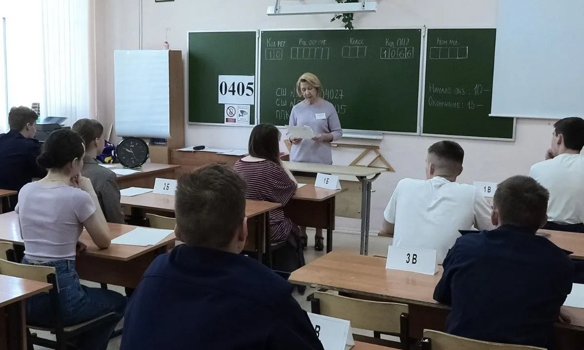 Рособрнадзор в методических рекомендациях указал, что охрана и организаторы не имеют права прикасаться к участникам ЕГЭ и их вещам; при срабатывании металлоискателя допускается только просьба добровольно предъявить предмет.
