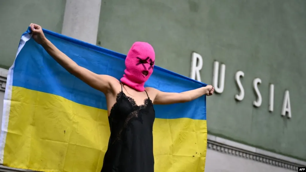 Росфинмониторинг включил панк‑коллектив Pussy Riot в перечень террористов и экстремистов. Ранее группу признавали экстремистской, а часть участниц были заочно осуждены по делу о «фейках» об армии.