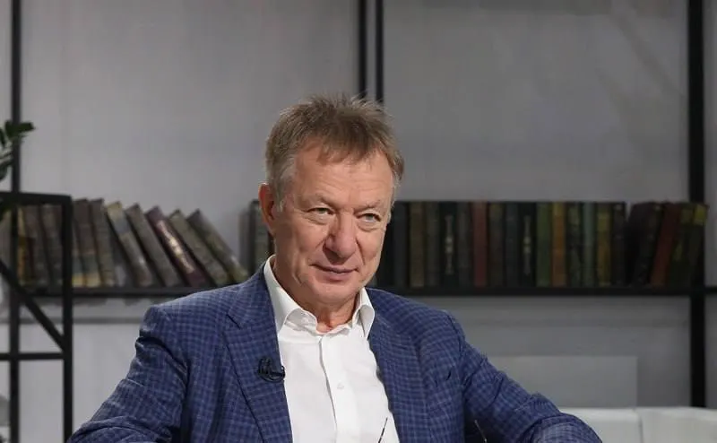 После решения суда о признании его и фонда «экстремистскими» и конфискации имущества на сумму около 8 млрд рублей Галицкий воспользовался голландским паспортом и выехал из страны через Белоруссию.