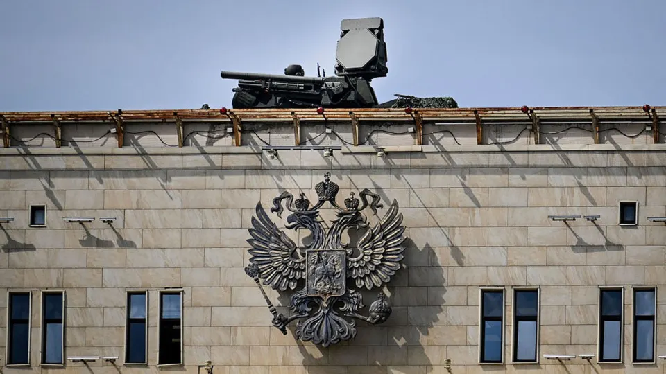 Ради усиления охраны парада 9 мая в Москву перебрасывают значительную часть систем ПВО, что ослабляет защиту других регионов. Командование украинских беспилотников заявляет, что будет бить по наиболее уязвимым целям — прежде всего по энергетике и удалённым военным объектам.