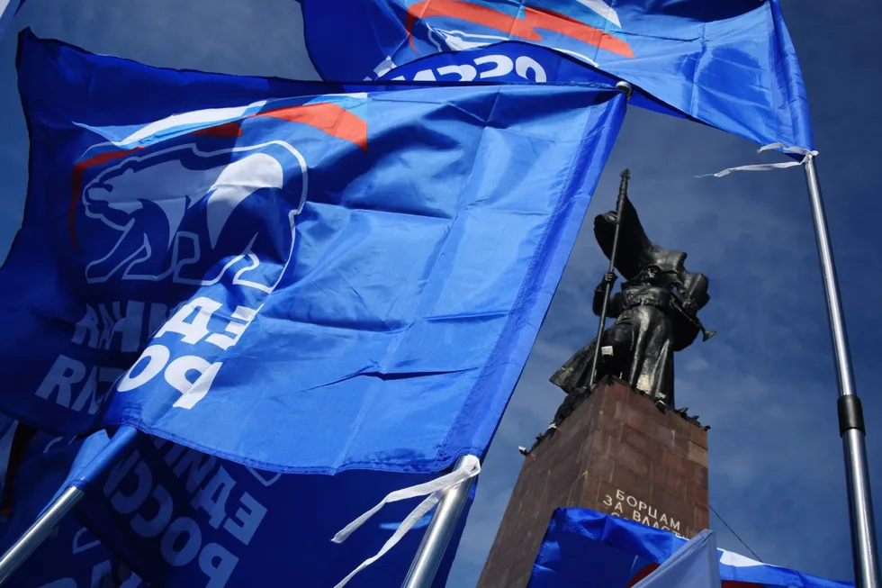 На всероссийском электоральном форуме в «Сенежe» политблок администрации президента озвучил планы по сокращению числа зарегистрированных партий до приблизительно 10, прогнозы результатов для главных партий, а также намерение сохранить многодневное и расширить электронное голосование. В обсуждениях прозвучали и возможные «объяснения» в случае неудовлетворительных итогов.