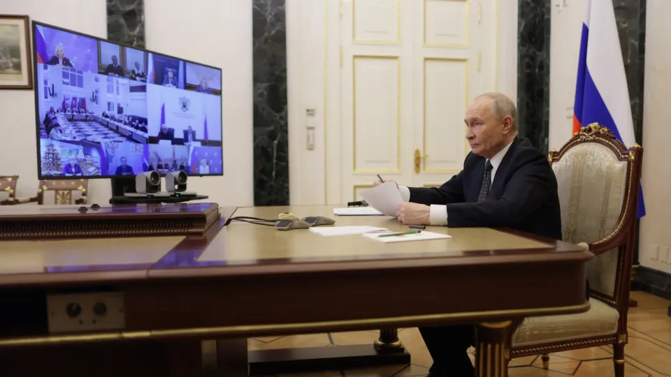 Президент заявил, что атака прошла в три волны 16 БПЛА, назвал это проявлением неонацизма и поручил МИД и Минобороны подготовить реакцию. По данным, есть погибшие, раненые и пропавшие без вести.