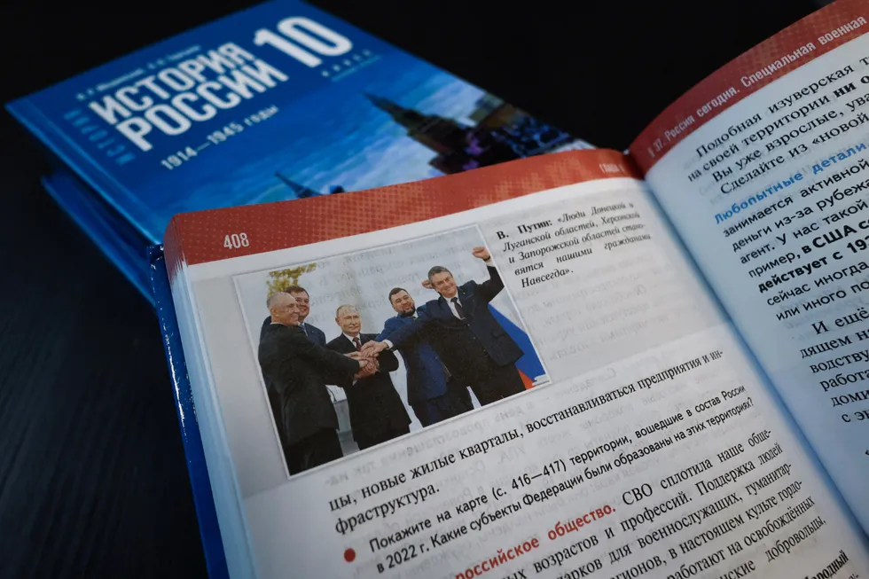 Анализ учебников для 6–9-х классов показывает системную политизацию: современные государственные проекты и памятники вплетаются в древнюю историю, неудобные факты замалчиваются, а сложные события подаются в упрощённой патриотической интерпретации.