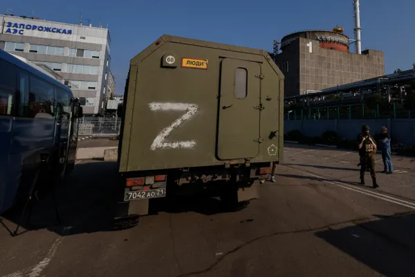 В заявлении компании говорится о взрыве и пробоине в стене машинного зала; основное оборудование, по их оценке, не пострадало. МАГАТЭ сообщало о длительном отключении связи со станцией.