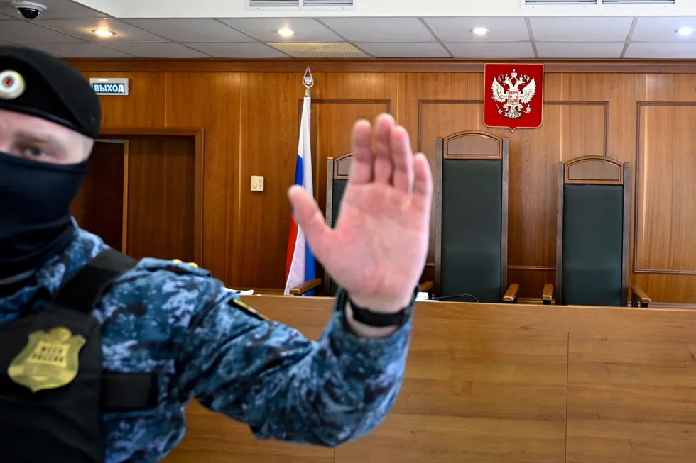 Судебный департамент при Верховном суде прекратил публикацию данных о судимости и удалил архив за более чем 20 лет. Это лишает исследователей и общества возможности отслеживать масштаб репрессий, изменения в составе осуждённых и косвенные признаки отправки обвиняемых на войну.