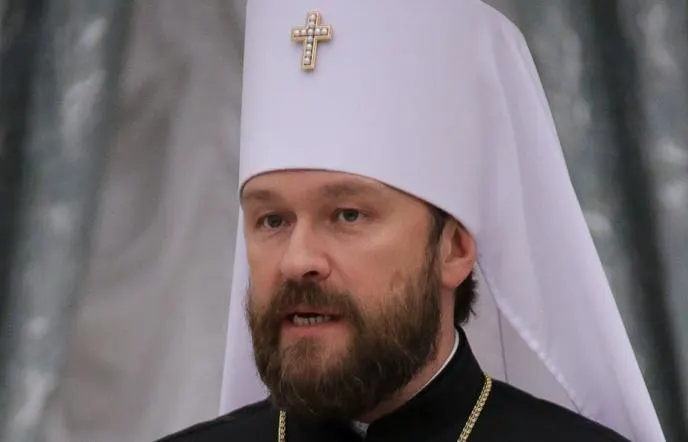 Их освободили без предъявления обвинений: экспертиза выявила запрещённое вещество в багажнике, расследование продолжается. Защита сообщает о возможных нарушениях при остановке и досмотре.