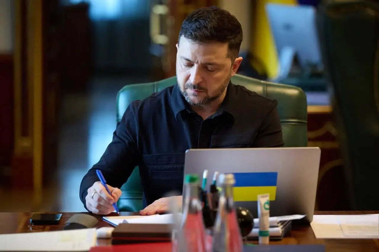 Президент Украины заявил, что ВСУ начнут прекращение огня с 00:00 в ночь на 6 мая в ответ на объявленное Россией перемирие на 8–9 мая и призвал российское руководство предпринять реальные шаги для прекращения войны.