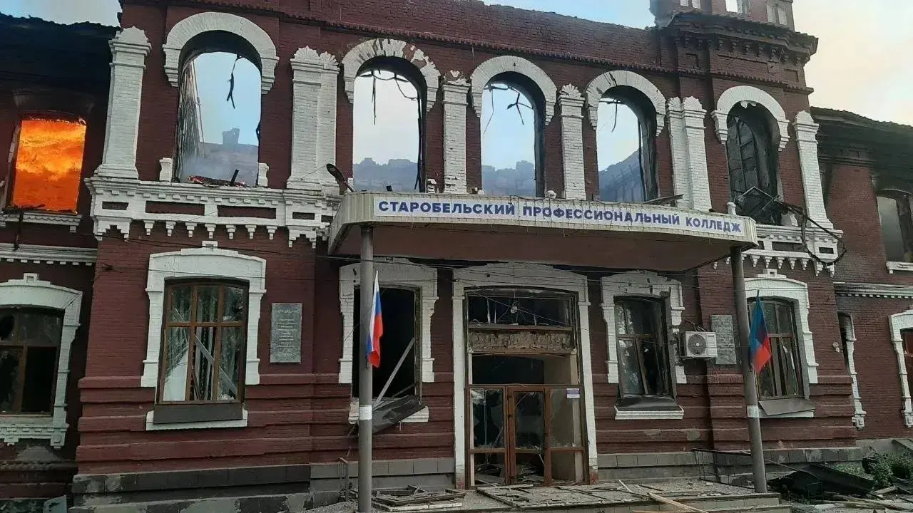 В результате ночного удара по общежитию профессионального колледжа в Старобельске подтверждённая гибель 6 человек, ещё 15 числятся пропавшими без вести; 39 человек получили ранения, большинство — несовершеннолетние студенты. По данным следственных органов, по комплексу было нанесено несколько ударов беспилотников.