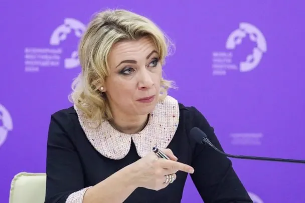 Официальный представитель МИД РФ сообщила, что сотрудники Госдепартамента уведомляют российских дипломатов: их дети, родившиеся в США, считаются американскими гражданами по праву почвы, хотя семьи не подавали соответствующих заявлений. По её словам, практика действует с 2023 года и рассматривается как давление и дискриминация.