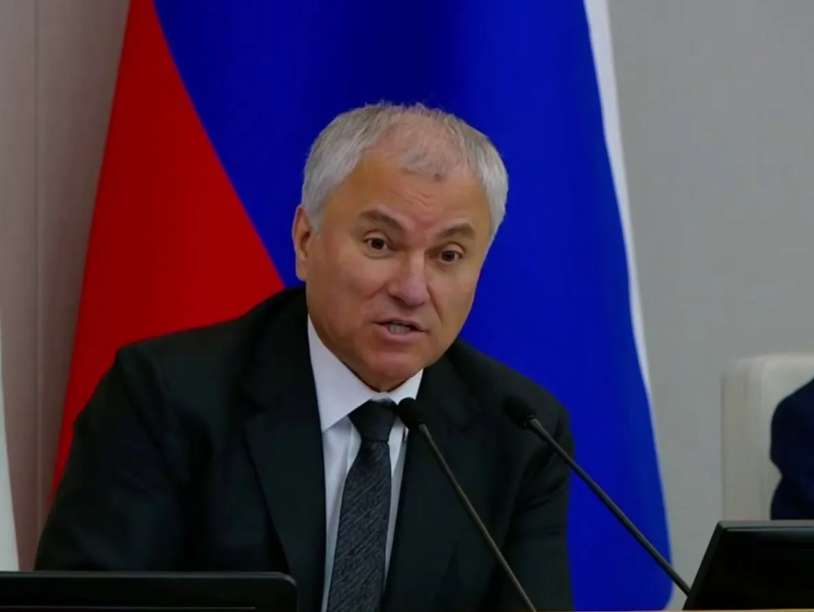 Депутаты во втором чтении расширили перечень мер профилактики: в него добавили противодействие «фальсификации истории» и меры по предупреждению уклонения от исполнения воинской обязанности.