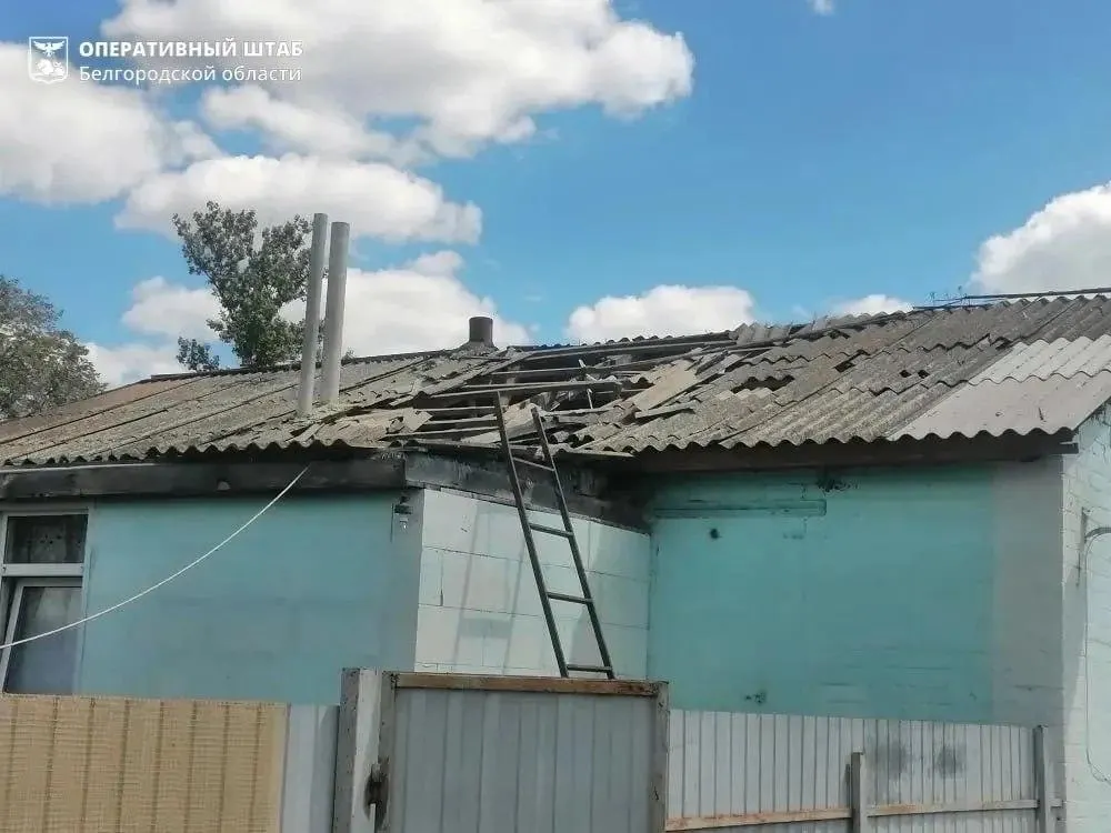 По сообщениям, беспилотники нанесли удары по трём регионам: горят жилые дома и поезд, проводятся эвакуации. Обстоятельства и масштабы атак уточняются.