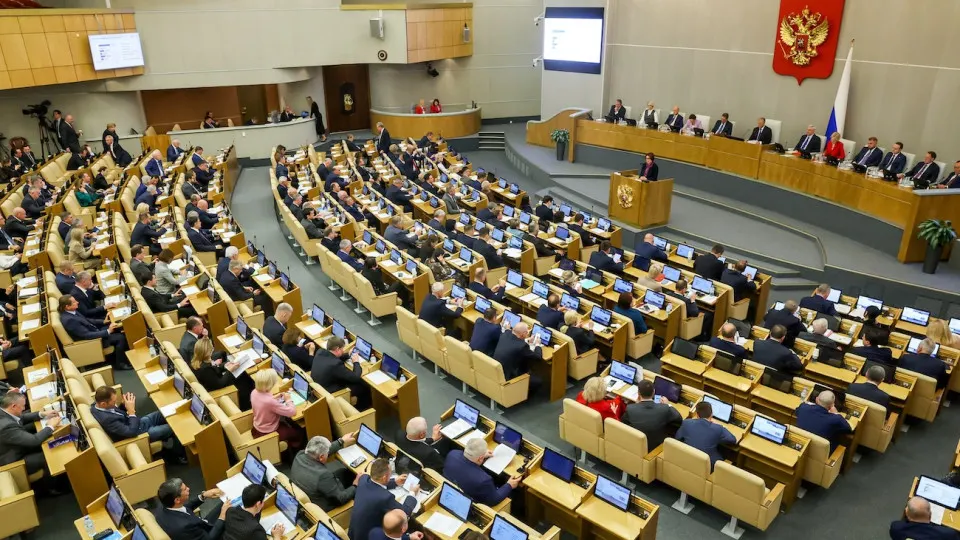 Комитет Госдумы одобрил поправку, по которой для релокантов, осуждённых по политическим статьям, отменяется привязка стоимости арестованного имущества к сумме штрафа. Процедуры будут проходить заочно, решения вступают в силу немедленно.
