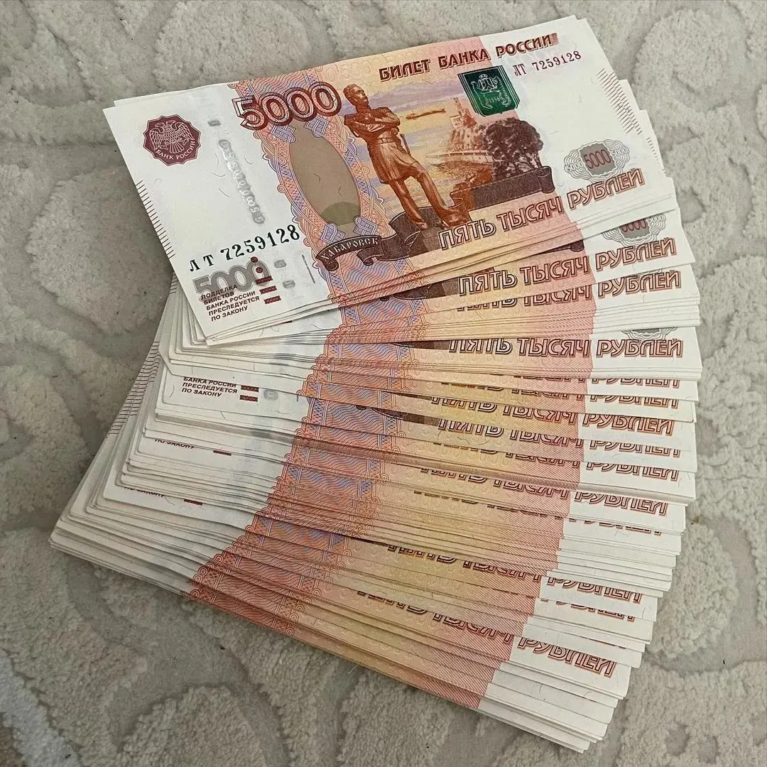 Депутаты предлагают внести в Трудовой кодекс положение о ежегодной выплате «13‑й зарплаты», приуроченной к нерабочему праздничному дню; сумма премии должна быть не ниже среднего заработка работника.