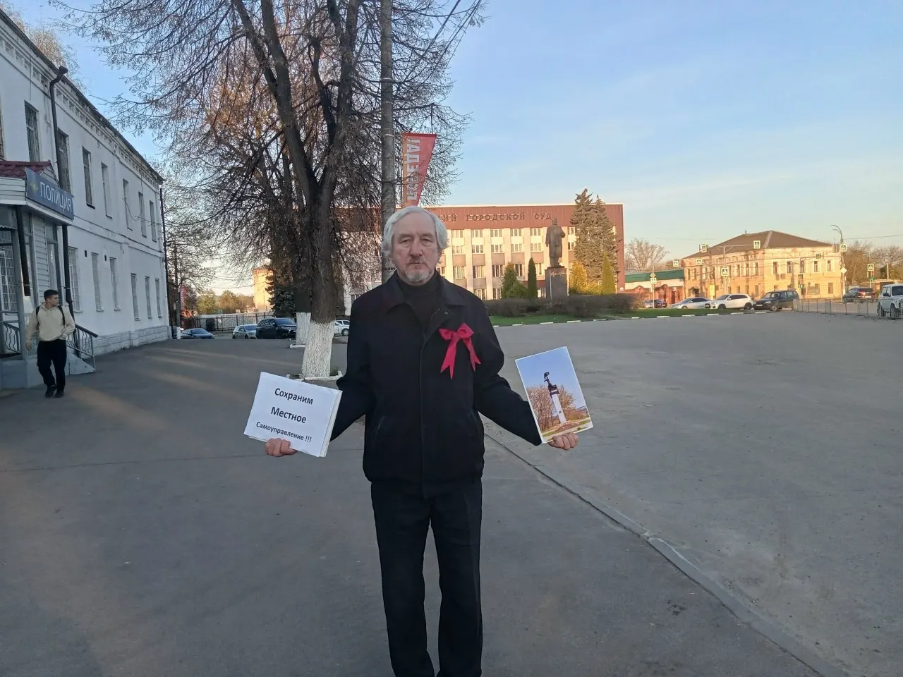 Суд в Александрове признал Юрия Саенко виновным по статье о проведении публичного мероприятия без уведомления после одиночного пикета за сохранение местного самоуправления; мера наказания не раскрыта.