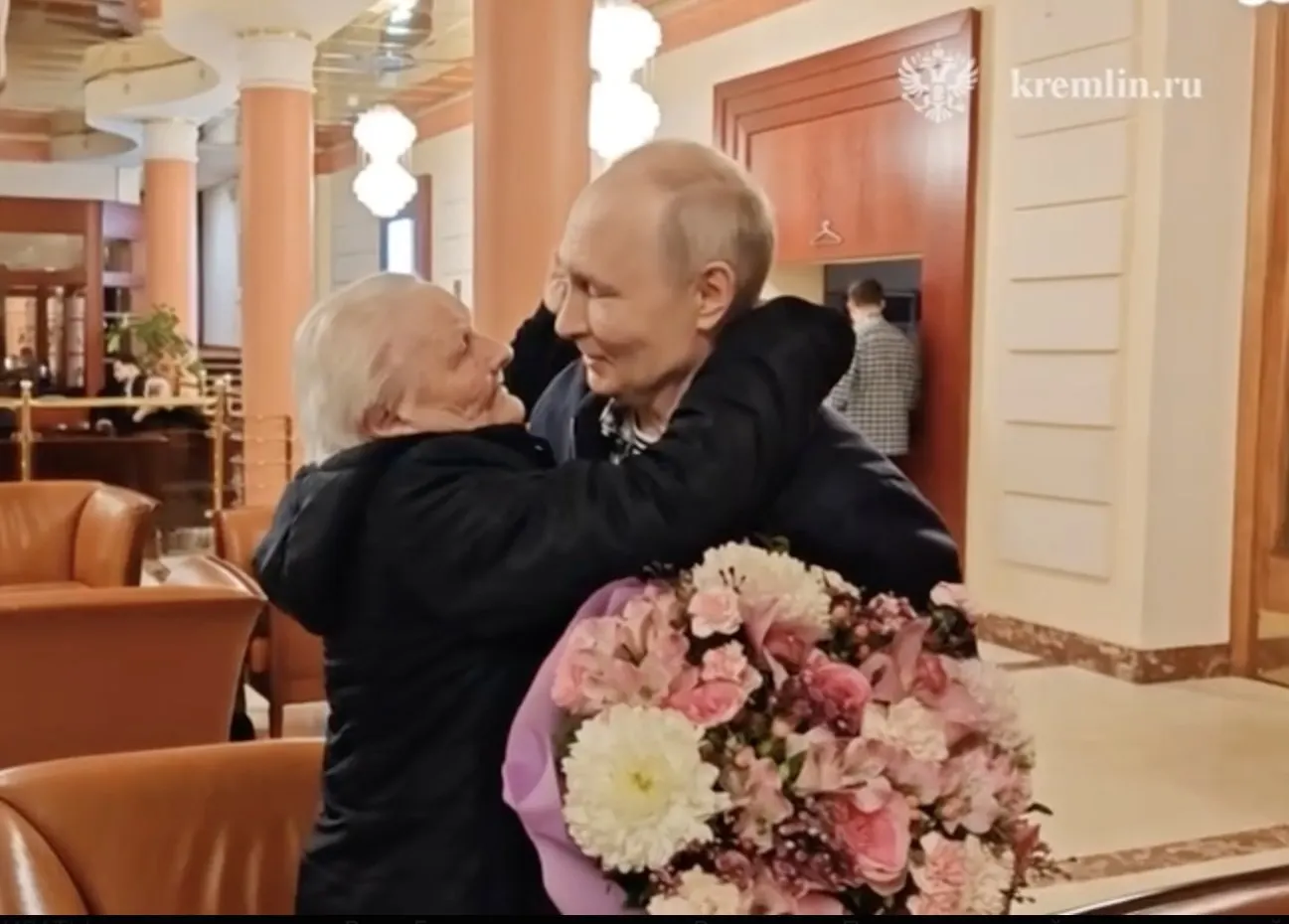 Президент России и его первая учительница встретились эмоционально: они обнялись, поцеловались и не смогли сдержать слёз.