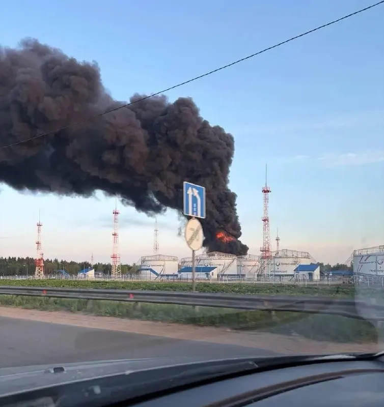Ночью и утром БПЛА поразили московский НПЗ, нефтеналивную станцию и технопарк в Зеленограде. Есть погибшие и пострадавшие, повреждены жилые дома, нарушена работа аэропорта Шереметьево.
