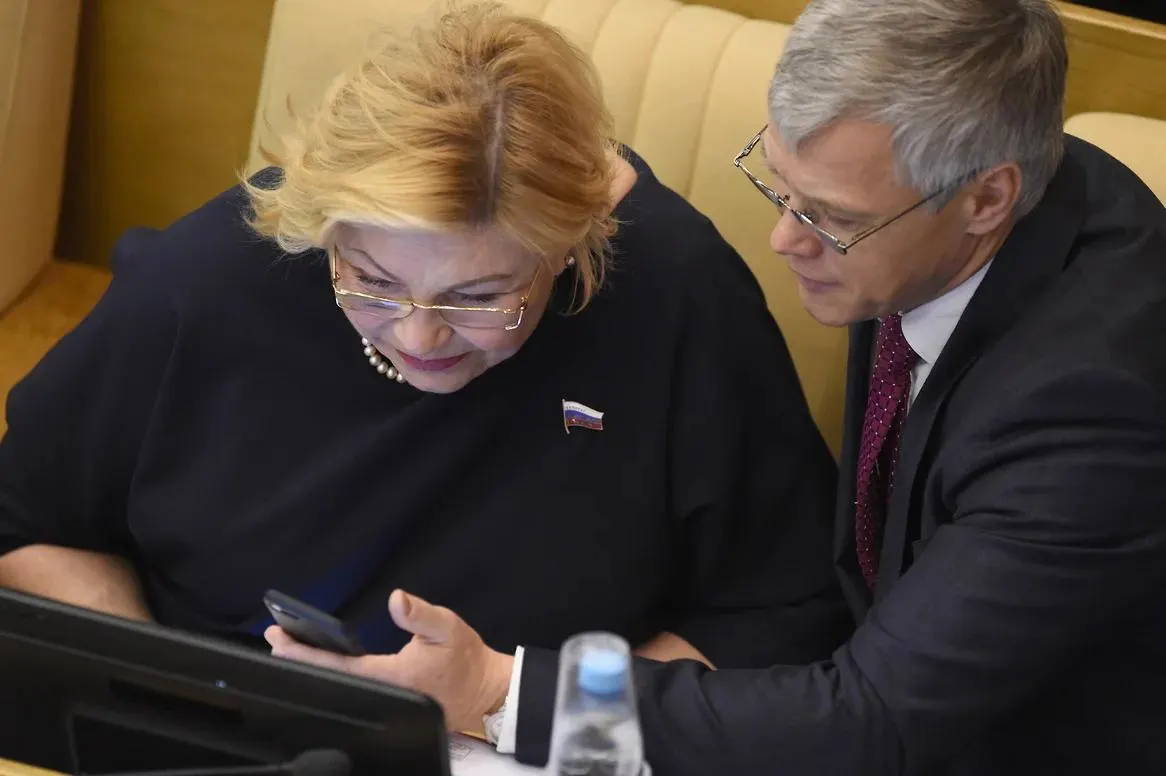 При голосовании по обращению, осуждавшему удар по Старобельску, двое депутатов, в том числе Валерий Гартунг, оказались в графе «против». Спикер назвал ситуацию техническим сбоем, а обсуждение обращения переросло в политическое шоу.