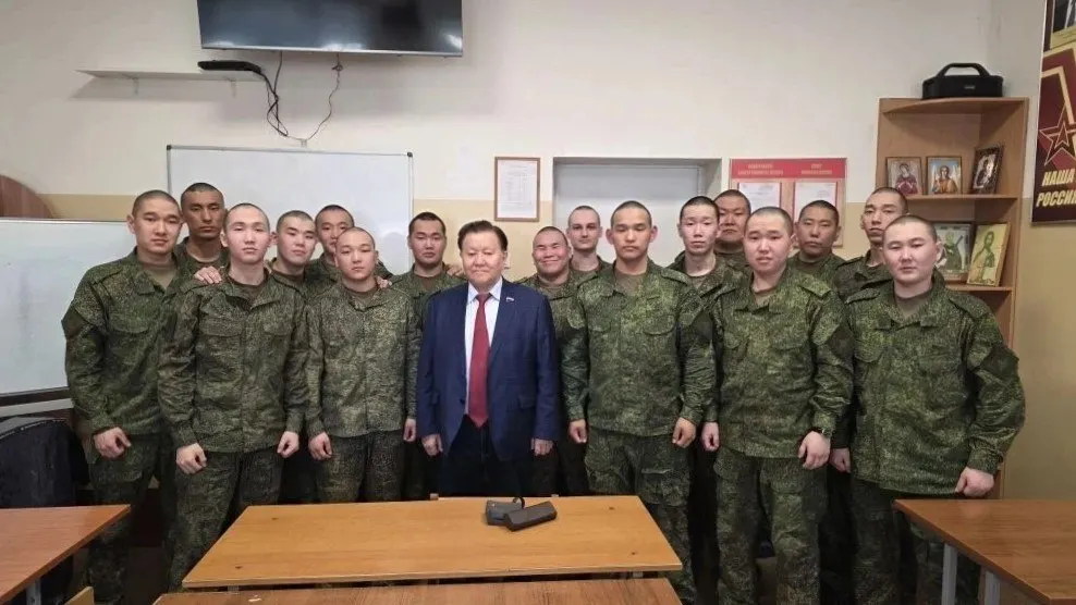 Депутат Федот Тумусов сообщил, что призывники из Якутии, проходящие службу в Хабаровском крае, отказались заключать контракты после агитации; ни один контракт не был подписан.