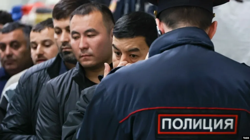 Проект расширяет основания для административного выдворения — от участия в несогласованных митингах и «дискредитации» вооружённых сил до призывов к санкциям и мелкого хулиганства; число нарушений, влекущих выдворение, увеличится до 58.