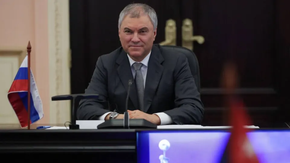 Председатель Государственной думы заявил, что применение западного оружия и спутниковых технологий для ударов по гражданским объектам может вынудить Россию применить «оружие, которое не оставит следа». Повод — удар по оккупированному Старобельску и последующие удары по Киеву.