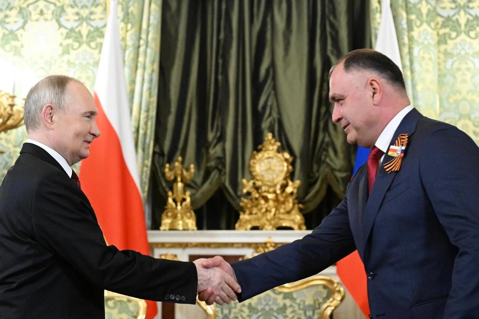 Президент направил в нижнюю палату парламента проект ратификации договора, который предусматривает гармонизацию законодательства, единое экономическое пространство и совместную внешнюю и оборонную политику между Россией и Южной Осетией.