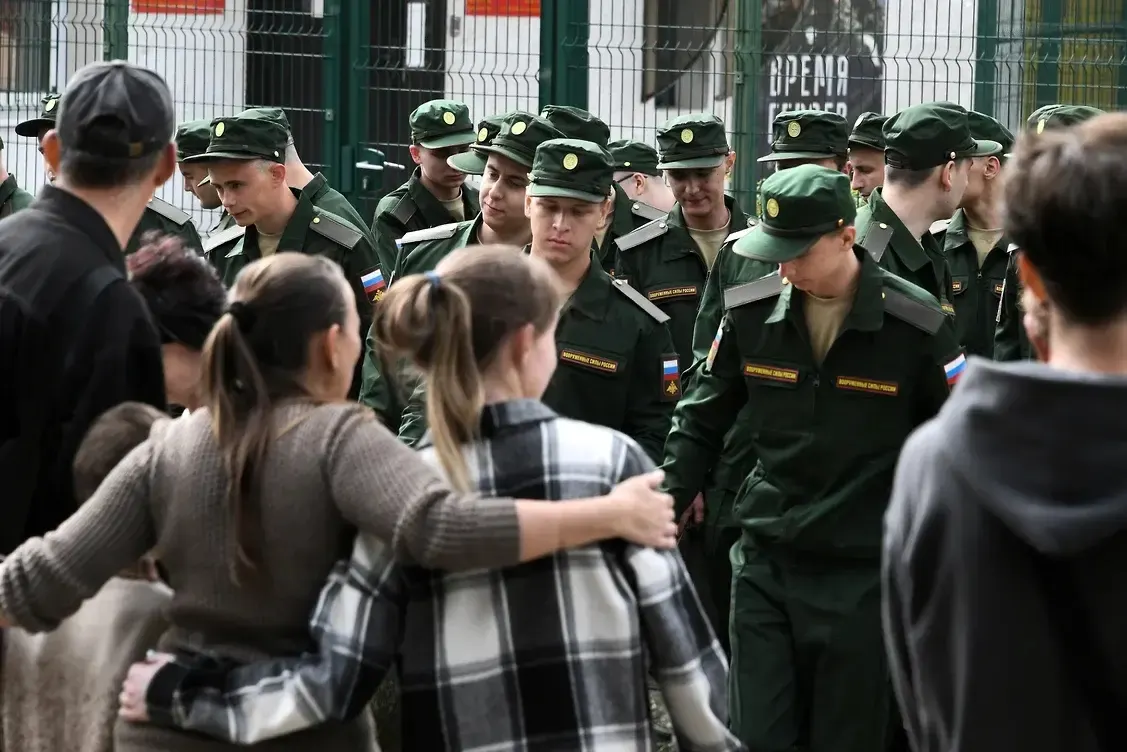 Группа из более 450 женщин подала серию исков против изменений в федеральном законе, которые лишают выплат гражданских жен, не имеющих с погибшими общих несовершеннолетних детей. Первый иск поступил в Верховный суд России.