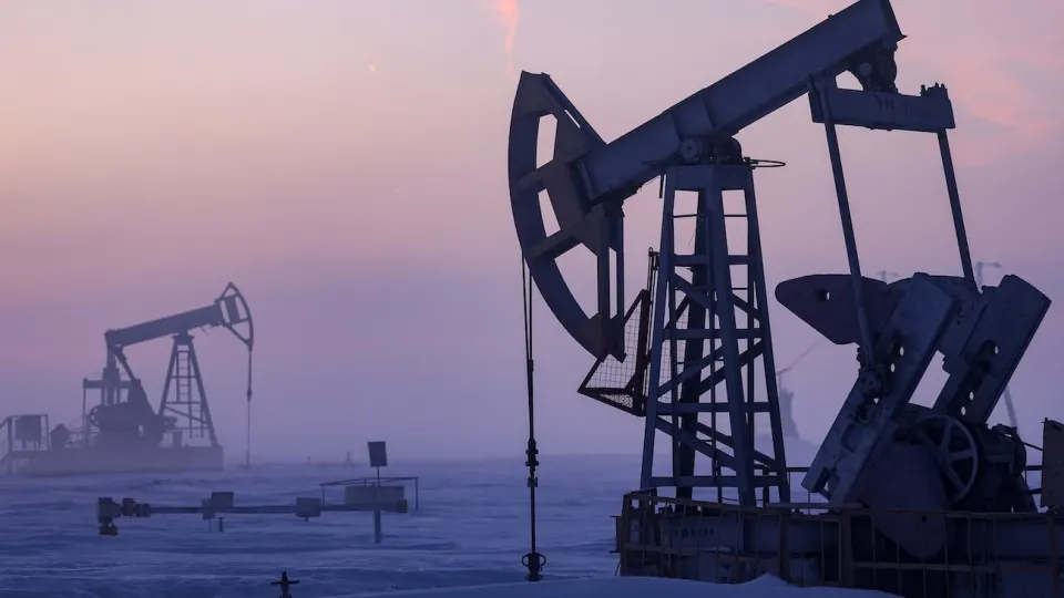 По обновлённому макропрогнозу Минэкономразвития добыча нефти в 2026 году снизится до 511 млн тонн — самого низкого уровня с 2009 года. Причины — ухудшение финансового положения компаний, сокращение бурения и ограничения, связанные с военным временем.