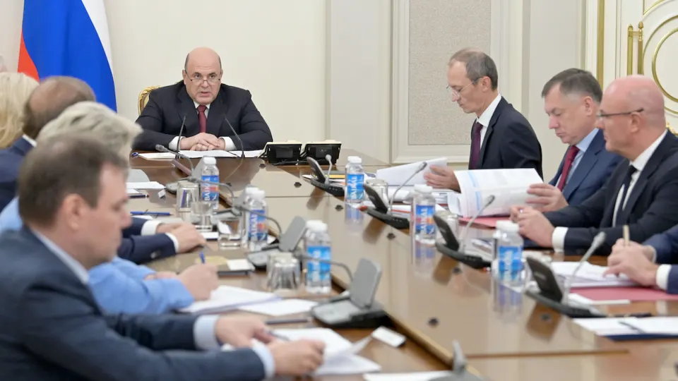 Кабмин обязует крупнейшие нефтекомпании подписать соглашения с Минэнерго и ФАС для стабилизации внутреннего рынка: рекомендации по объёмам производства, отгрузкам, экспорту и сдерживанию цен станут обязательными. Переработка нефти упала до многолетних минимумов.
