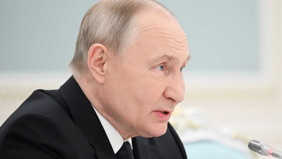 Власти поручили увеличить число иностранных учащихся в российских вузах до 500 тыс. к 2030 году; сейчас их более 300 тыс., большинство — платники. Одновременно фиксируется активная вербовка граждан из-за рубежа в вооружённые формирования: в расследованиях называют тысячи завербованных и сотни погибших, а вузы и ссузы вовлекают студентов в наборы.