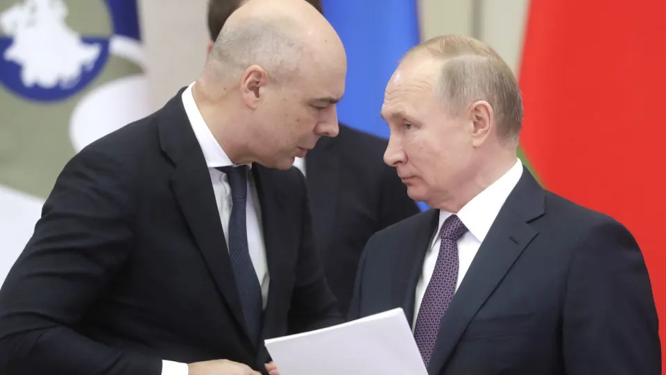 Снижение прогноза роста ВВП вынуждает власти выбирать между сокращением расходов и повышением налогов — эксперты предупреждают о рисках для инвестиций, зарплат и малого бизнеса.