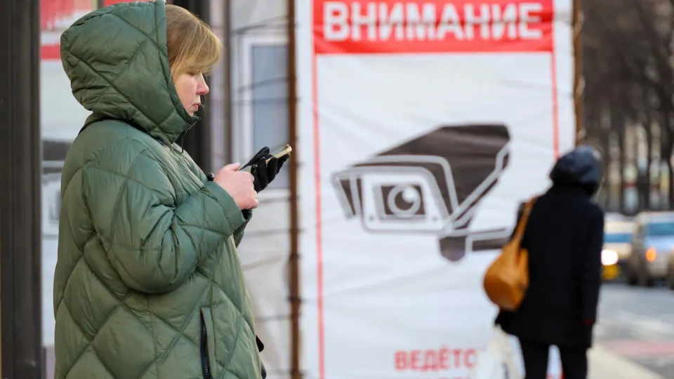 Пользователи сообщают, что в государственном мессенджере без согласия удаляются сообщения со ссылками на ключи для VPN, а при повторной отправке происходит принудительный выход из аккаунта; параллельно усиливаются ограничения на вход через VPN в государственных сервисах.
