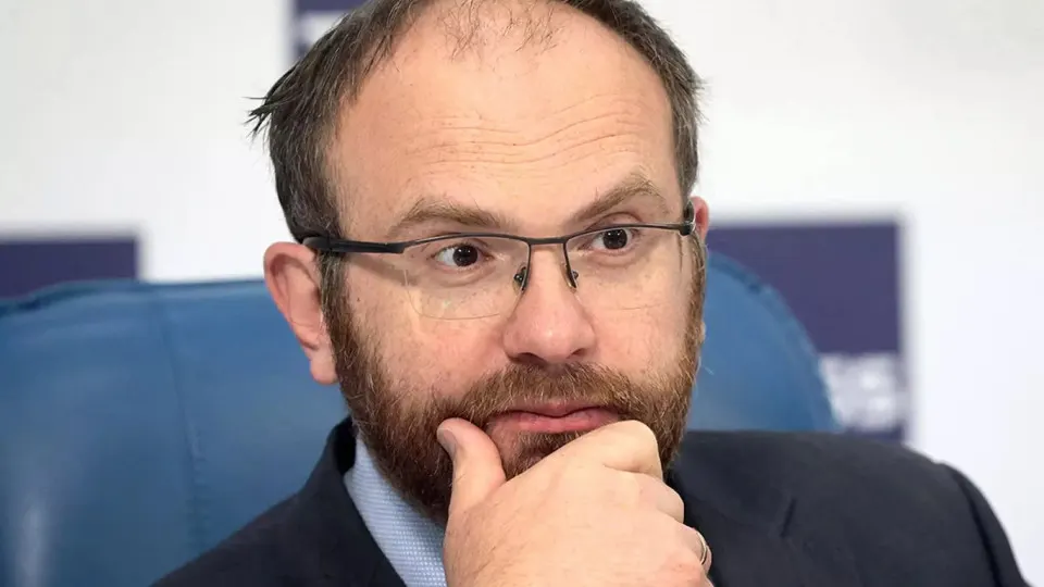 Заместитель руководителя синодального отдела РПЦ назвал масштабные цифровые отключения проявлением хрупкости технологической цивилизации и призвал обращать внимание на вечные духовные ценности. Между тем ограничения связи уже затронули почти всё население страны, а операторы обязаны приостанавливать услуги по требованию спецслужб.