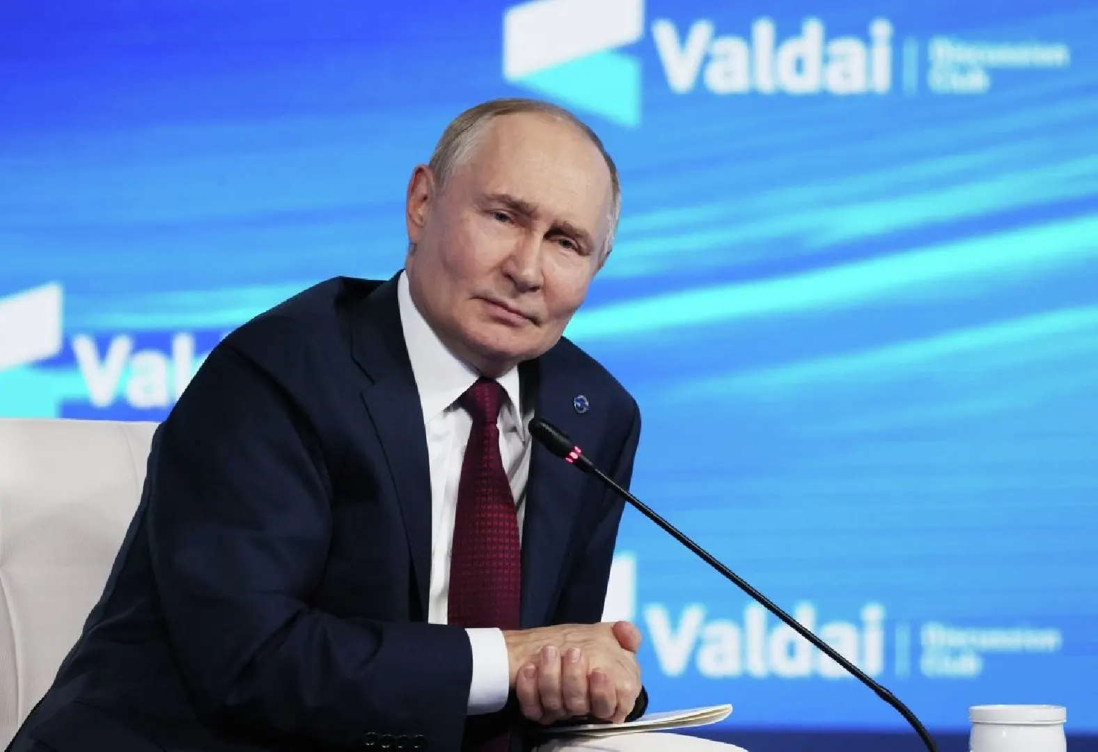 Международный уголовный суд постановил, что страны, ратифицировавшие Римский статут, при приглашении Владимира Путина на переговоры обязаны выполнить ордер на его арест. Исключение возможно только при организации переговоров под эгидой ООН и соответствующем решении Совета Безопасности.