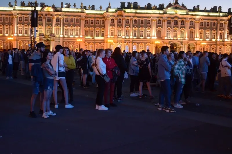 Шоу «Алые паруса» соберёт около 66 тысяч выпускников; утверждены 300 приоритетных образовательных программ и увеличено число бюджетных мест. В Смоленске пройдут городские мероприятия для молодёжи.
