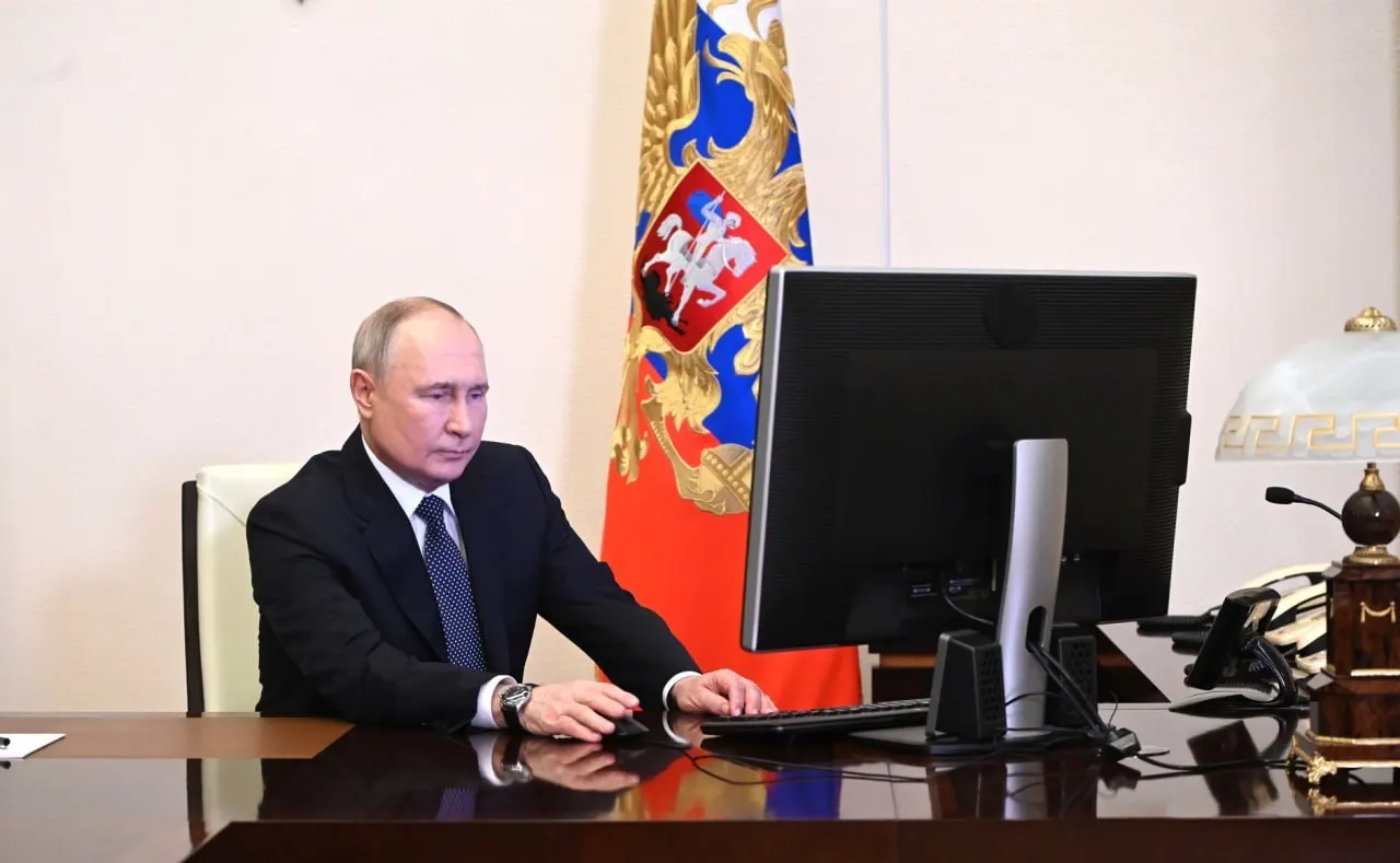 Президент распорядился обеспечить работу «белых списков», чтобы сохранять доступ к важнейшим сервисам при ограничениях интернета; реализацию поручено правительству и ФСБ.