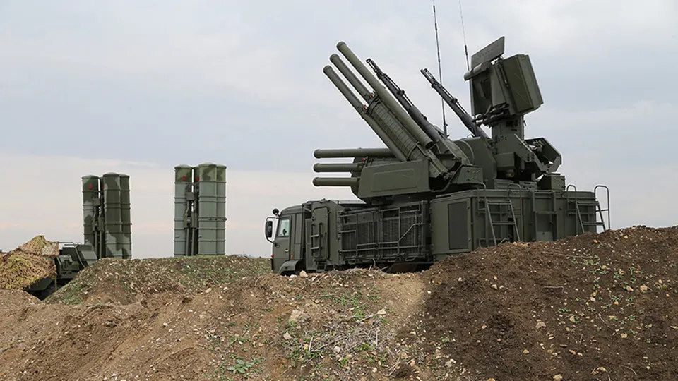 Российские военные используют новую систему радиоэлектронной борьбы, которая, по данным украинского специалиста, способна заглушать сигнал Starlink на площади до 20 км²; власти также запретили ввоз оборудования для иностранных спутниковых систем.