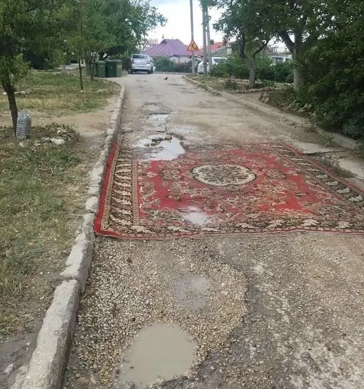 В Госдуму внесён проект, который позволил бы жильцам менять асфальтовое покрытие во дворах и на местных дорогах. В правительстве инициативу не поддержали, посчитав, что ремонтом должны заниматься специалисты.