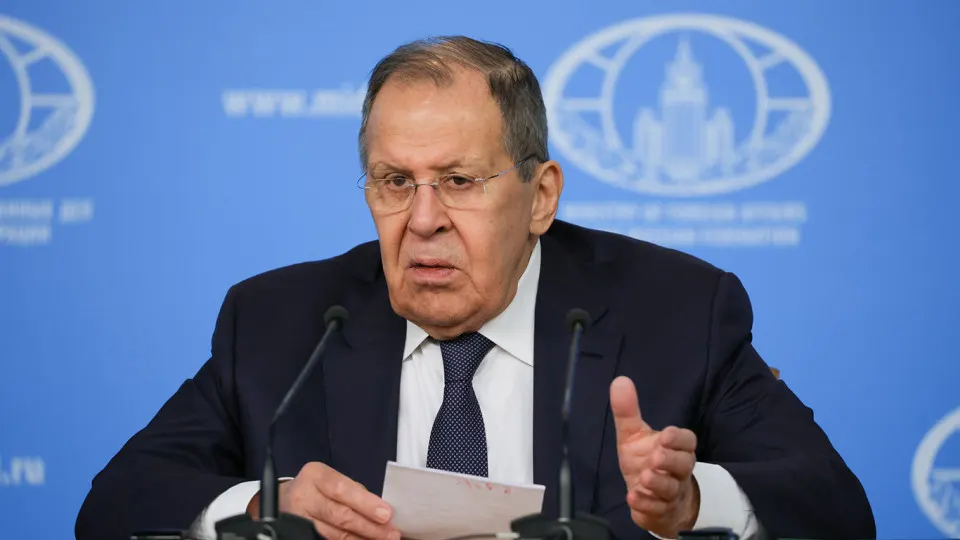 Глава МИД РФ заявил, что европейские лидеры требуют от России немедленного прекращения огня, начала переговоров и компенсации ущерба Украине; по его оценке такие требования выглядят как ультиматум и не способствуют восстановлению доверия.